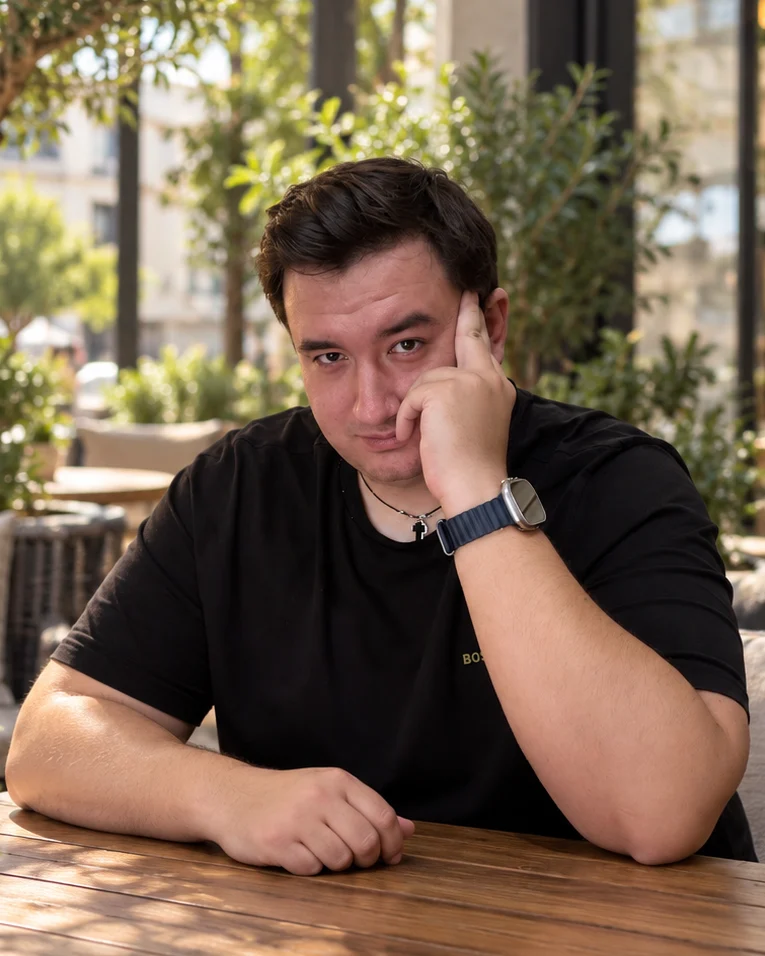 Ο Chris Kotza καθισμένος σε τραπέζι καφέ